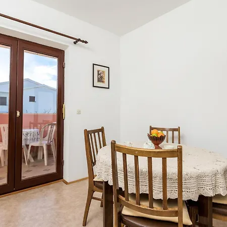 2 Bedroom Lovely In Pag Appartamento *