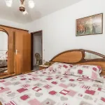 公寓 Lovely In Pag With Wifi