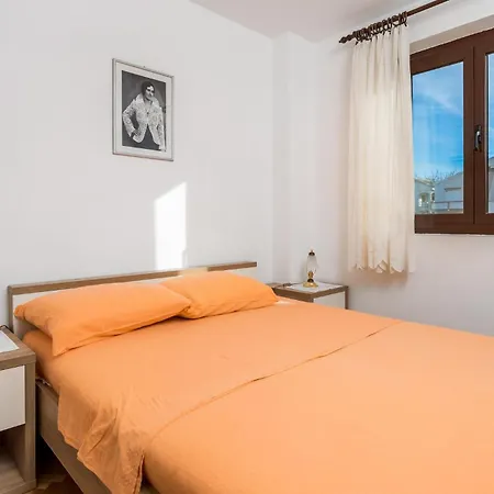 2 Bedroom Lovely In Pag