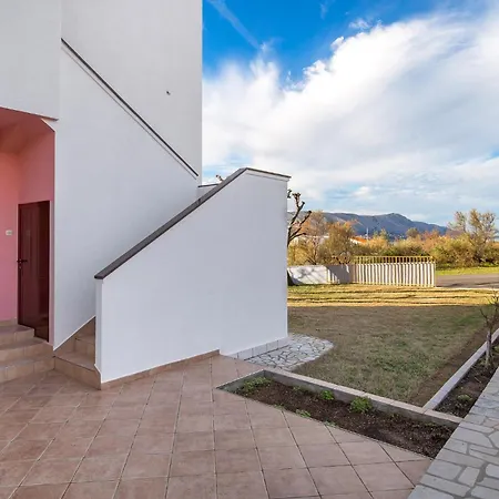 2 Bedroom Lovely In Pag Apartman