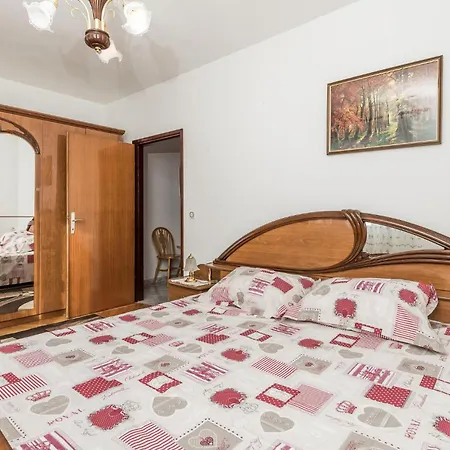 Apartman 2 Bedroom Lovely In Pag